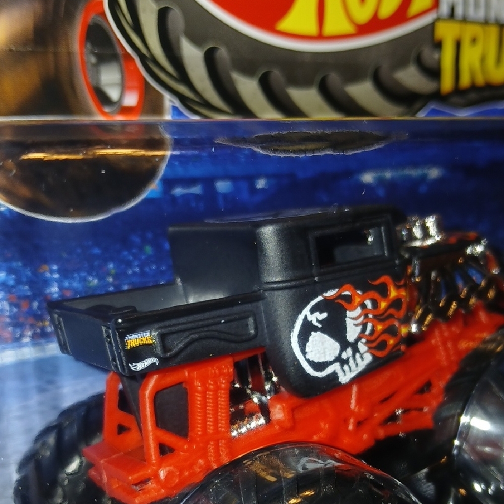 5 Alarm & Bone SHAKER Hot Wheels Monster Trucks - Red and Black - Picture 4 of 7